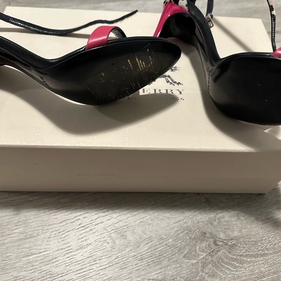 Authentic Burberry pumps - Picture 3 of 5